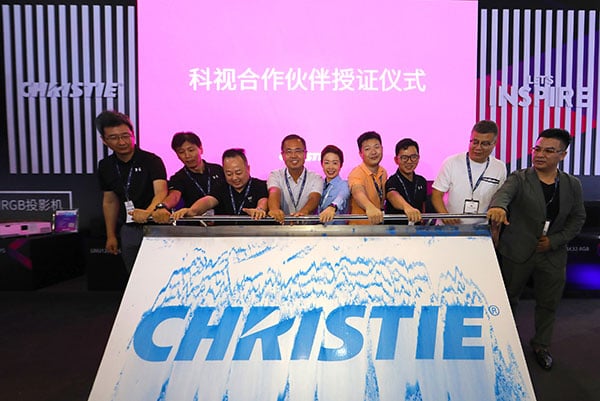 China Enterprise sales director April Qin (5th from left) and representatives of distributors at the certificate presentation ceremony