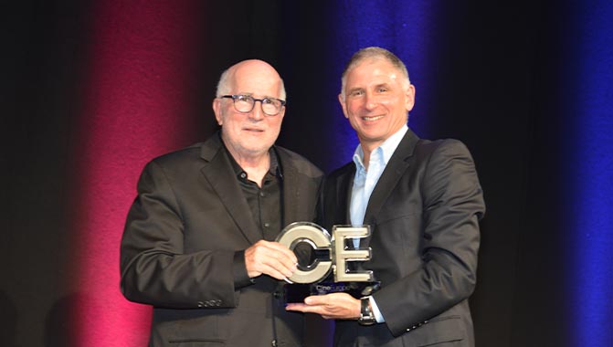 Bob Sunshine (izquierda) acepta el Premio al Logro Técnico del Sr. Ruoqing y CINITY de manos de Jeff Forman de Disney, en CineEurope 2022.