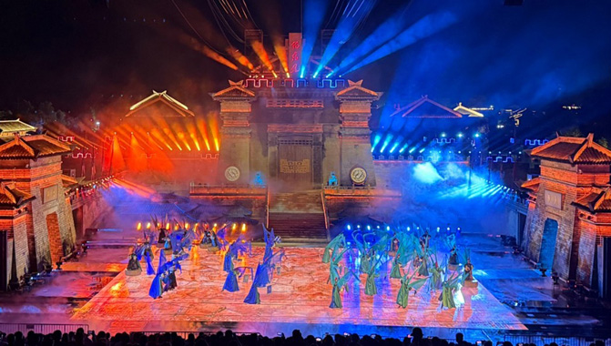 The “Red Cliff: Borrowing the East Wind” cultural performance combines live performance, sets, and projection technology