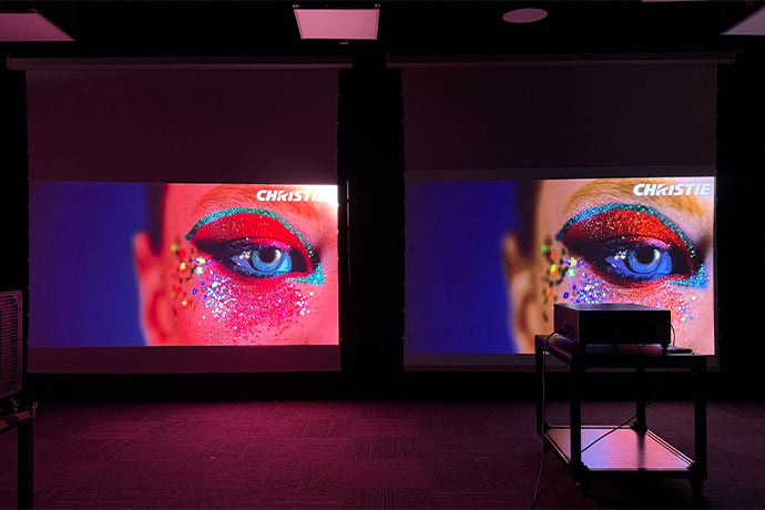 The second demonstration zone can operate four projector models simultaneously, enabling easy product comparisons.