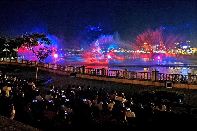 Installed on weatherproof floating platforms and housed in customized enclosures, the Griffyn 4K50-RGB projectors deliver bright, vibrant visuals for the water-screen mapping show.
