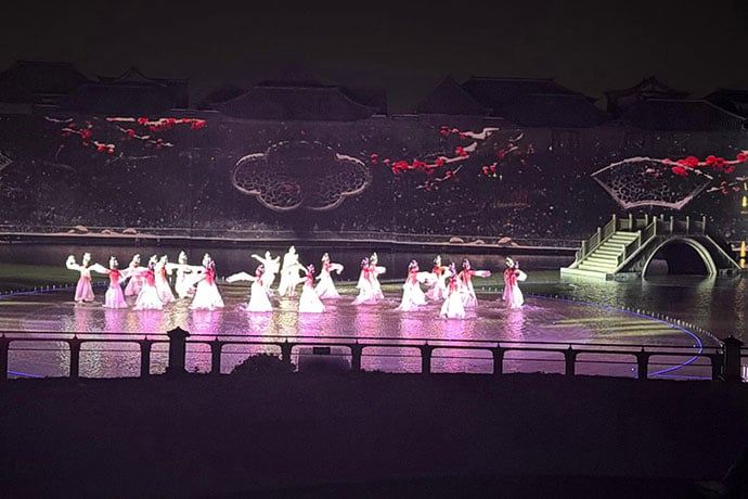 The large-scale cultural tourism performance seamlessly integrates classical Chinese culture with Christie’s advanced projection technology to deliver a stunning visual experience.