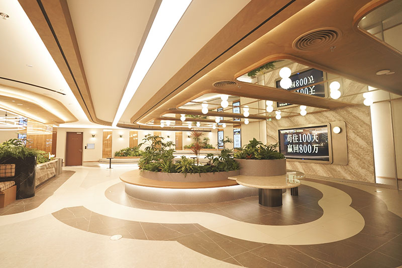 Emperor Cinemas’ Sanlitun complex features real greenery to create a relaxing, park-like atmosphere for audiences before their moviegoing journey starts.